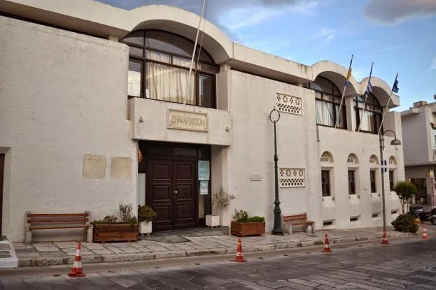 Εισβολή του «Ρουβίκωνα» στο δημαρχείο Τήνου – Αφορμή το αιματηρό τροχαίο με απορριματοφόρο
